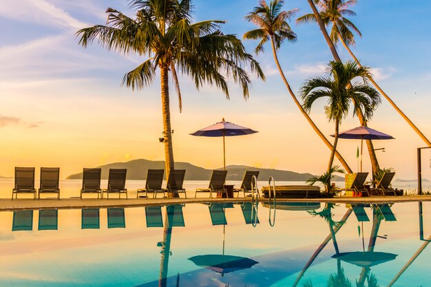 Schöne Ansicht im Freien mit Regenschirm und Stuhl um Swimmingpool im Luxushotel