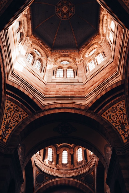 Schöne architektonische Innenarchitektur einer Kathedrale Decke in Marseille, Frankreich