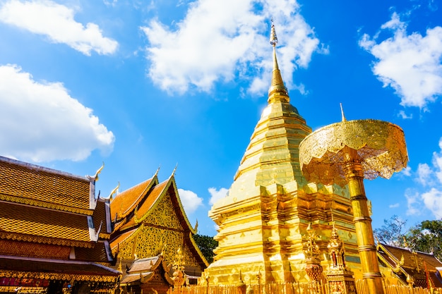 Schöne Architektur der Goldpagode in Wat Phrathat Doi Suthep