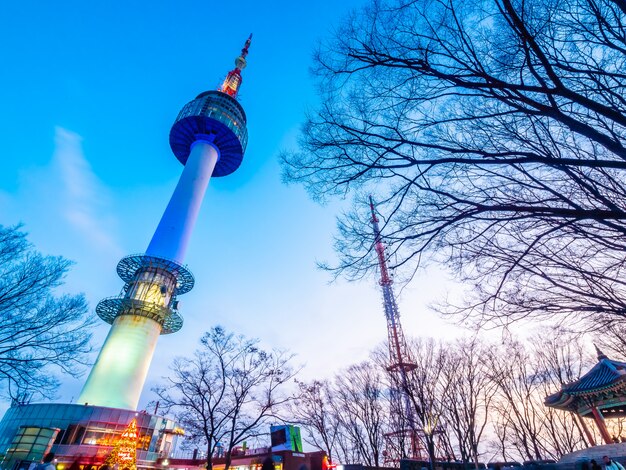 Schöne Architektur, die N Seoul-Turm errichtet