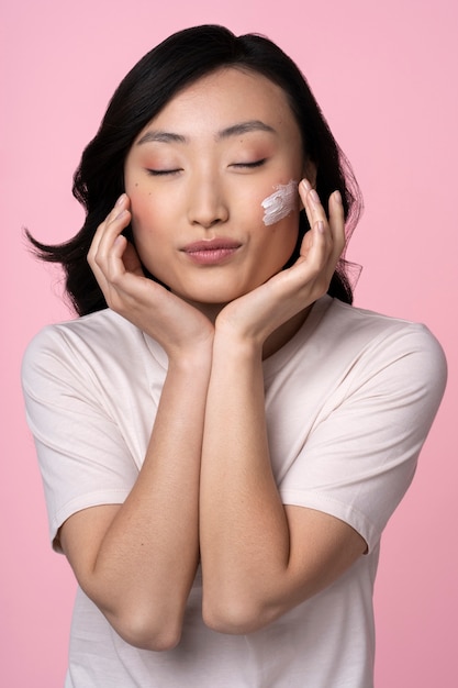 Kostenloses Foto schöne asiatische frau, die make-up anwendet