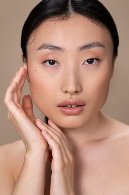 Schöne asiatische Frau mit klarer Haut