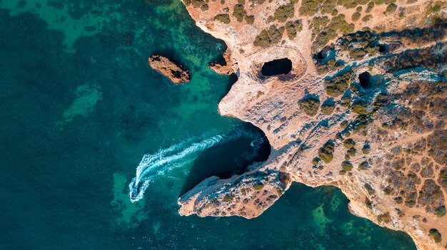Schöne Atlantikstrände und Klippen der Algarve, Portugal an einem sonnigen Sommertag