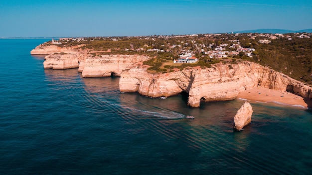Kostenloses Foto schöne atlantikstrände und klippen der algarve, portugal an einem sonnigen sommertag