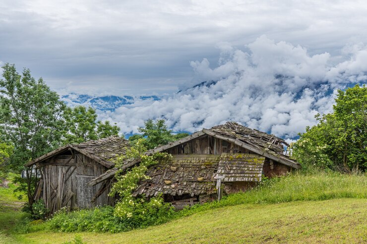 Kostenlose Foto schöne aufnahme alter holzbauernhäuser in den bergen an einem bewölkten tag in südtirol, italien