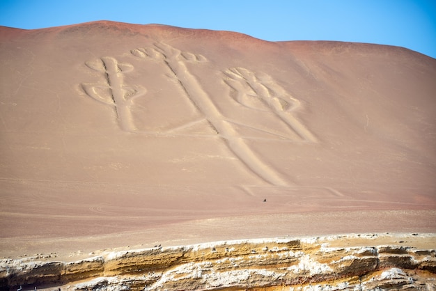 Schöne Aufnahme der berühmten Geoglyphe Paracas Candelabra in der Bucht von Pisco in Peru