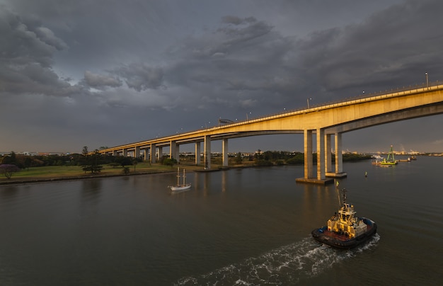 Schöne Aufnahme der historischen Brisbane Gateway Bridge bei trübem Wetter