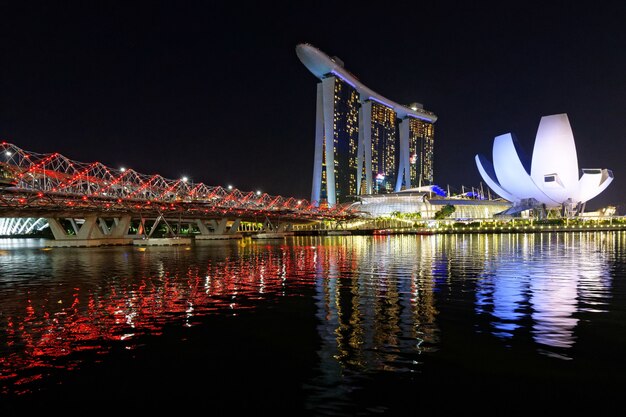 Schöne Aufnahme der hohen architektonischen Gebäude von Singapore Marina Bay Sands und Helix Bridge