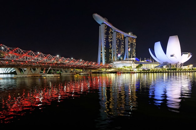 Schöne Aufnahme der hohen architektonischen Gebäude von Singapore Marina Bay Sands und Helix Bridge