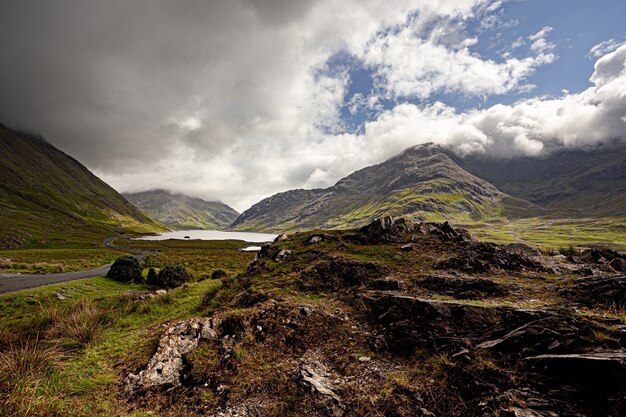 Schöne Aufnahme der Hügel, die den Doo Lough der Grafschaft Mayo in Irland umgeben