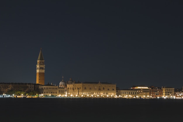 Schöne Aufnahme der italienischen Kanäle von Venedig in der Nacht