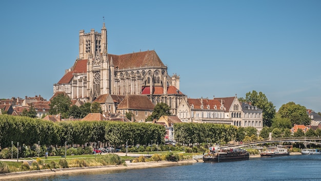 Schöne Aufnahme der Kathedrale von Auxerre in der Nähe des Flusses Yonne an einem sonnigen Nachmittag in Frankreich