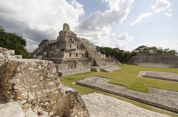 Schöne Aufnahme der Maya-Pyramiden von Edzna in Campeche in Mexiko an einem bewölkten Tageshintergrund