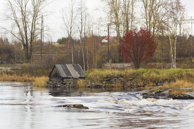 Kostenloses Foto schöne aufnahme der stadt am ufer des weißen meeres bei bewölktem wetter im herbst