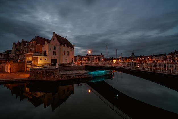 Schöne Aufnahme der Stadt Middelburg in den Niederlanden bei Nacht