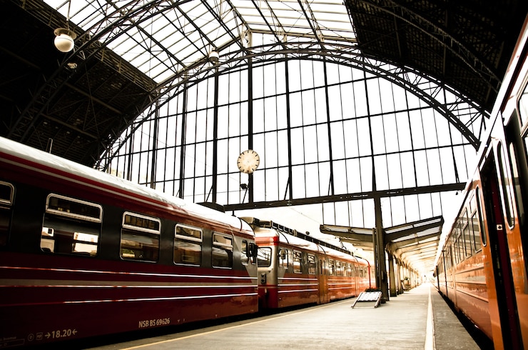 Kostenlose Foto schöne aufnahme der züge, die tagsüber in norwegen am bahnhof ankommen