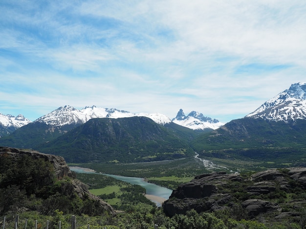 Schöne Aufnahme des Cerro Castillo National Reserve in Chile bei Tageslicht