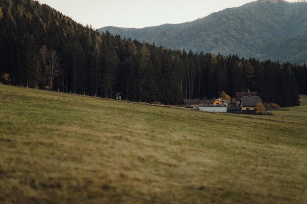 Schöne Aufnahme des Dorfes am Fuße der Alpen am Abend