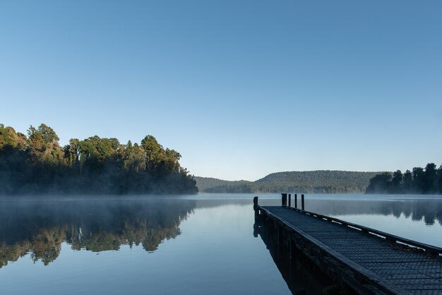 Schöne Aufnahme des Lake Mapourika in Neuseeland, umgeben von einer grünen Landschaft