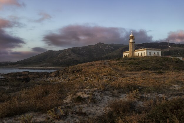 Schöne Aufnahme des Larino-Leuchtturms auf einem Hügel in Galizien Spanien