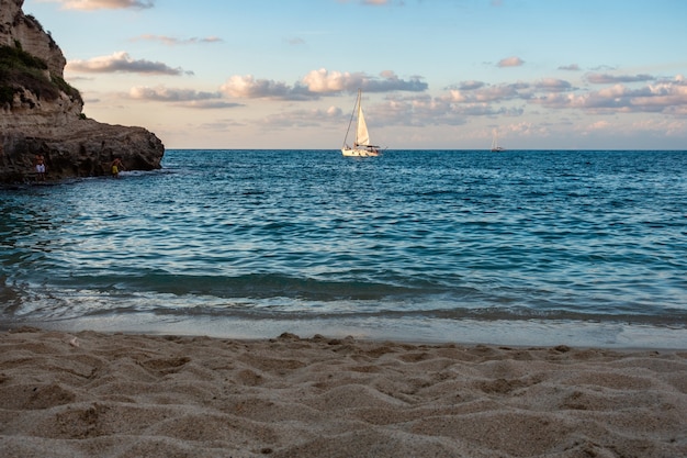 Schöne Aufnahme des Sonnenuntergangs in Tropea, Kalabrien, Italien