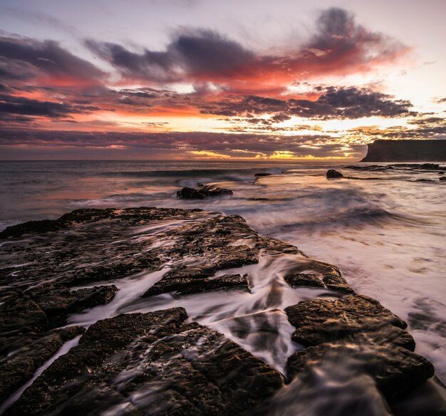 Schöne Aufnahme des Sonnenuntergangs mit bunten Wolken über dem Meer