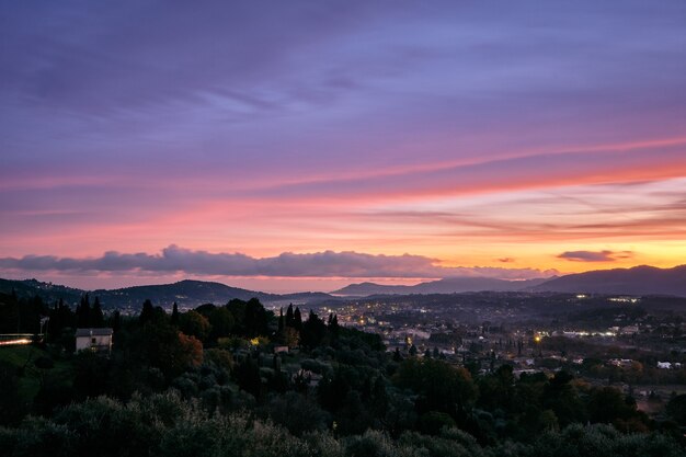 Schöne Aufnahme des Sonnenuntergangs über der Cote d'Azur (Französisch Rivera), Frankreich