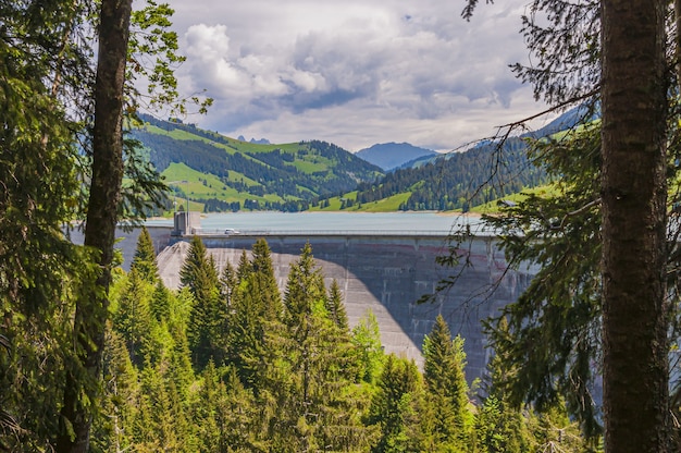 Schöne Aufnahme des Staudamms Lac de l'Hongrin mit Bergen unter klarem Himmel - perfekt für Reiseblogs