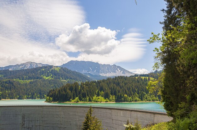 Schöne Aufnahme des Staudamms Lac de l'Hongrin mit Bergen unter klarem Himmel - perfekt für Reiseblogs