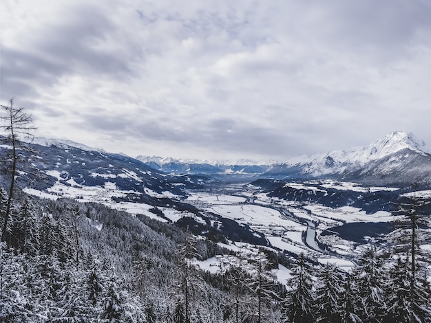 Schöne Aufnahme einer Bergkette an einem kalten und schneereichen Tag in den USA