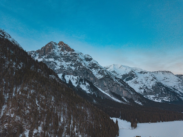 Schöne Aufnahme einer Bergkette an einem kalten und schneereichen Tag