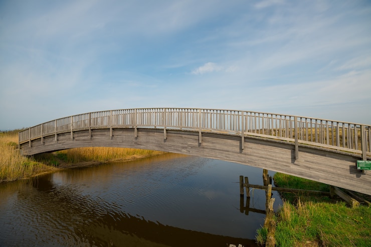 Kostenlose Foto schöne aufnahme einer brücke über einen fluss auf einem klaren himmelshintergrund
