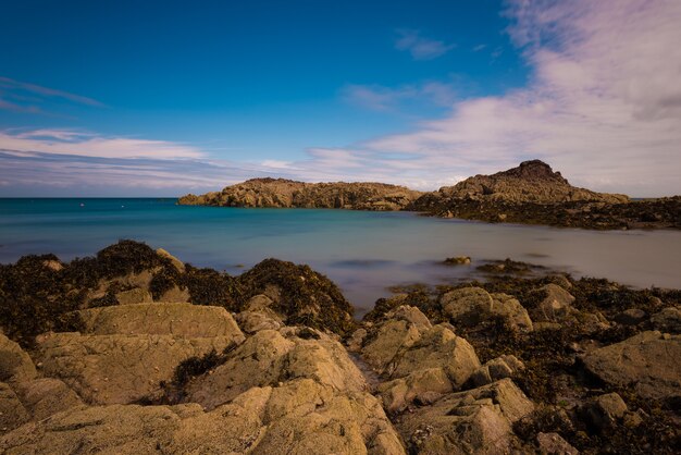 Schöne Aufnahme einer Landschaft von Klippen mit einem ruhigen Meer