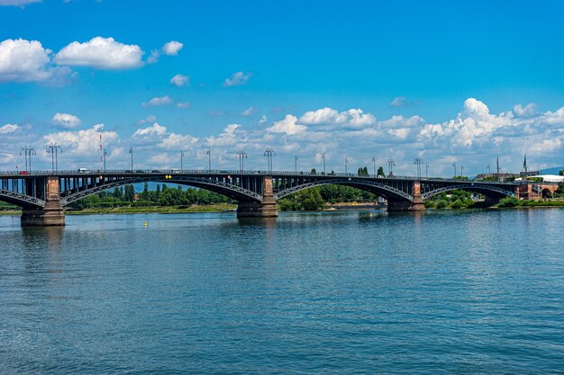 Schöne Aufnahme einer Theodor-Heuss-Bogenbrücke über einen Fluss in Mainz, Deutschland