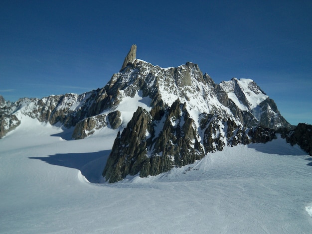 Schöne Aufnahme einer verschneiten Landschaft, umgeben von Bergen in Mont Blanc