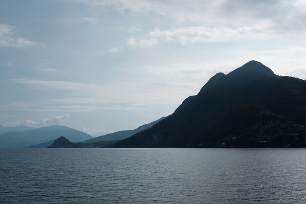 Schöne Aufnahme einer vom Meer umgebenen Insel