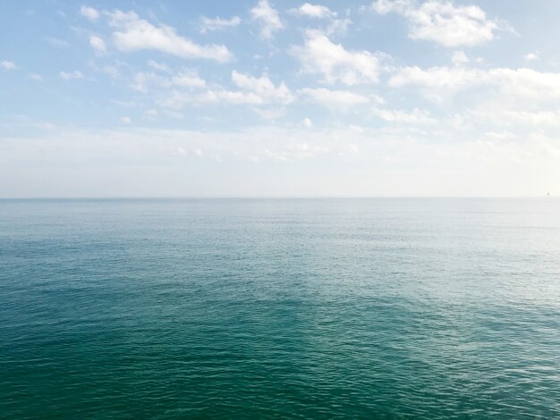 Schöne Aufnahme eines blauen Himmels über einem Meer am Morgen