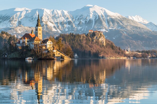 Schöne Aufnahme eines Hauses in der Nähe des Sees mit Berg Ojstrica in Bled, Slowenien