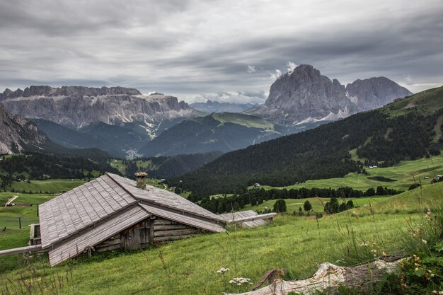 Schöne Aufnahme eines Holzhauses im Naturpark Puez-Geisler im grünen Tal in Miscì, Italien