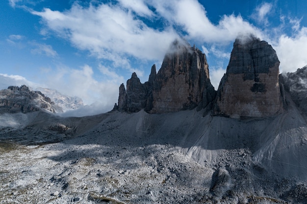 Kostenloses Foto schöne aufnahme eines italienischen dolomiten mit den berühmten drei zinnen von lavaredo