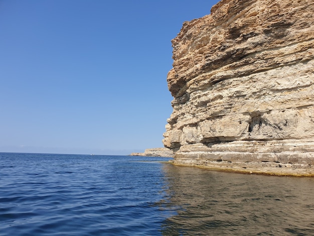 Schöne Aufnahme eines Meeres mit einer Klippe