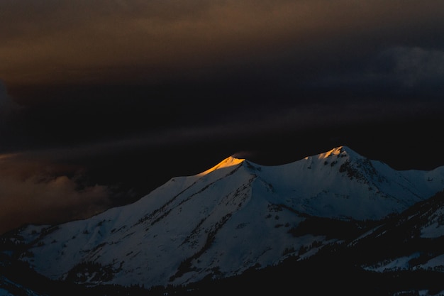 Kostenloses Foto schöne aufnahme eines mit schnee bedeckten berges während der späten nacht