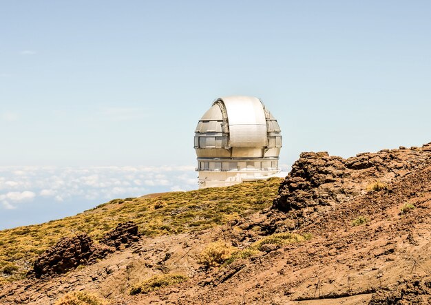 Schöne Aufnahme eines modernen architektonischen Observatoriumsgebäudes der Kanarischen Inseln in Spanien