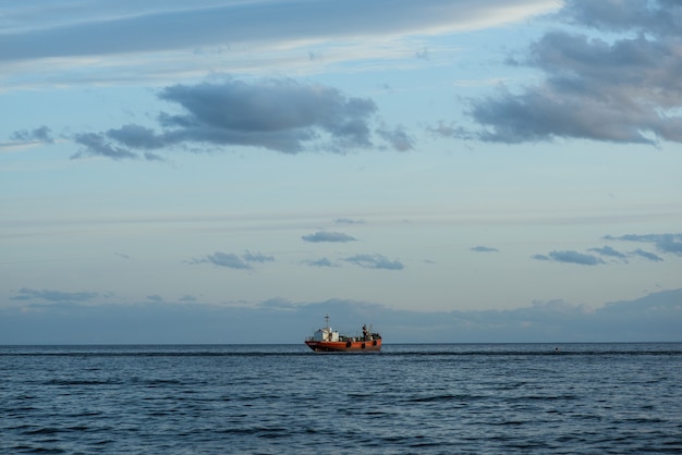 Schöne Aufnahme eines Schiffes im Meer im Süden von Chile, Punta Arenas