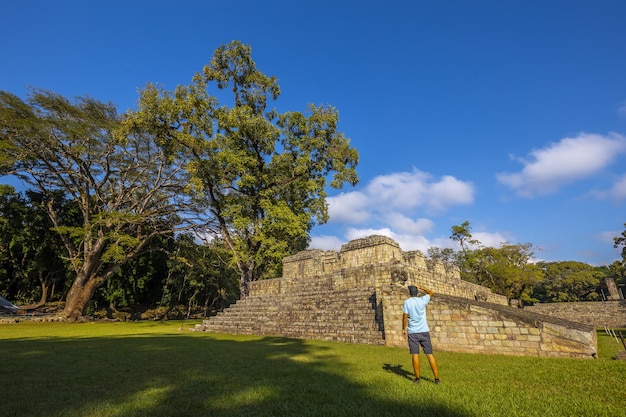 Schöne Aufnahme eines Touristen, der die Ruinen von Copan und seine wunderschönen Maya-Ruinen in Honduras besucht