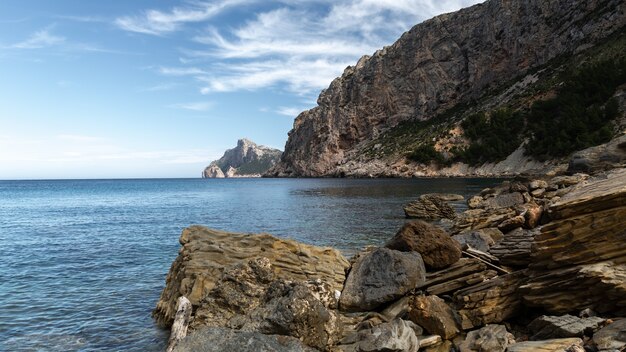 Schöne Aufnahme eines von Klippen umgebenen Sees auf Mallorca, Boquer Valley