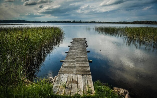 Schöne Aufnahme eines von Wassergras umgebenen Liegeplatzes