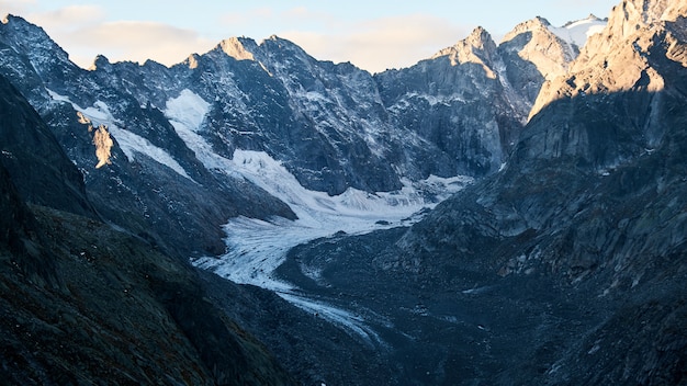 Schöne Aufnahme eines Weges in der Mitte der Berge am Tag