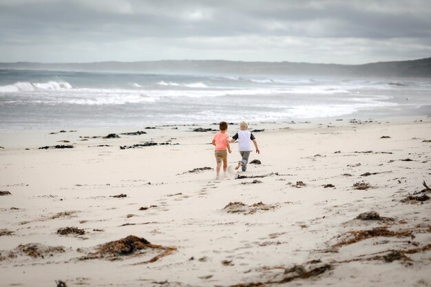 Schöne Aufnahme von Babys, die am Strand spielen