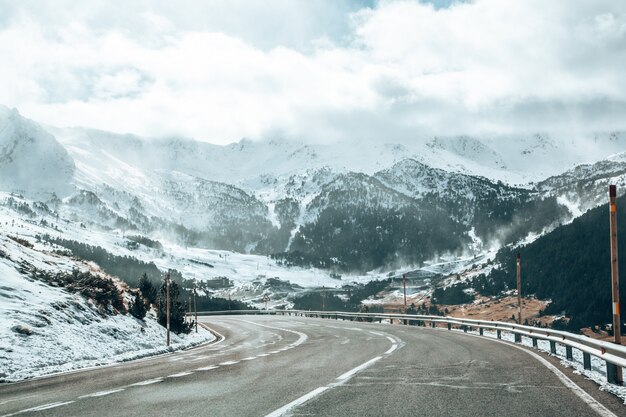 Schöne Aufnahme von Bergen, die tagsüber mit Schnee bedeckt sind